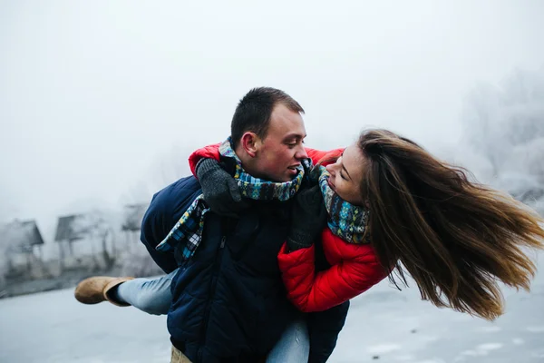 Mladý krásný pár baví — Stock fotografie