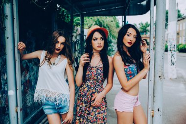 Otobüs durağında üç güzel genç kız