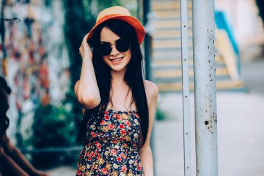 güzel kız şehirde kamera için poz veriyor