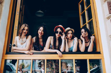 Beş güzel genç kızlar