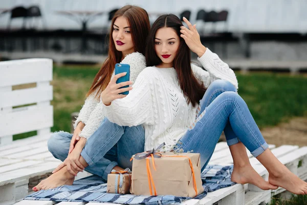 Selfie hediyeler ile iki kız yapın — Stok fotoğraf