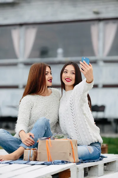 Dwie dziewczyny zrobić selfie z darami — Zdjęcie stockowe