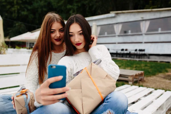 Dwie dziewczyny zrobić selfie z darami — Zdjęcie stockowe