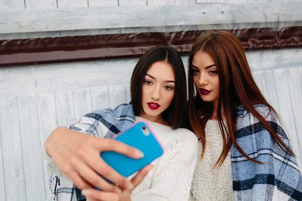 Twee meisjes maken selfie — Stockfoto