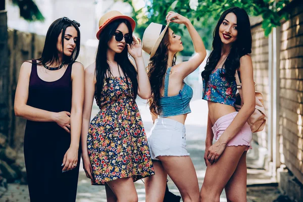 Belle ragazze in città — Foto Stock