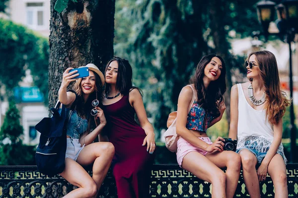 Cuatro hermosas chicas jóvenes hacen selfie — Foto de Stock