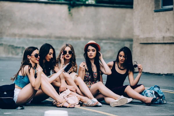 Cinco lindas meninas relaxantes — Fotografia de Stock