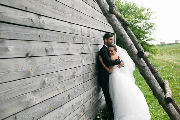 Schönes junges Hochzeitspaar im Freien — Stockfoto