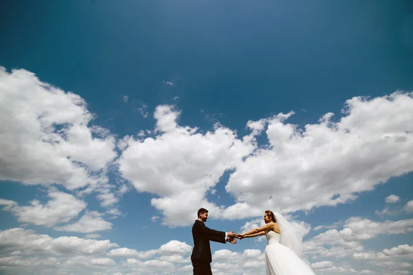 Paar auf blauem Himmel Hintergrund — Stockfoto