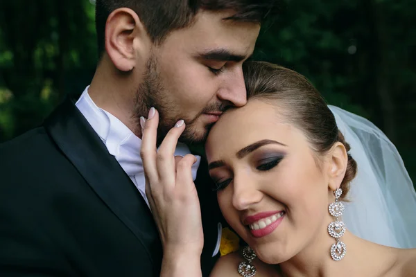 Hermosa pareja de boda en la naturaleza — Foto de Stock