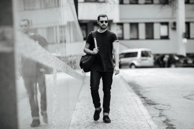 Selvedge kotla poz veren kendinden emin bir adam.