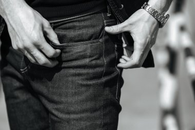 Selvedge kotla poz veren kendinden emin bir adam.