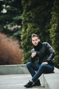 Selvedge kotla poz veren kendinden emin bir adam.