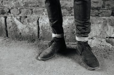 Selvedge kotla poz veren kendinden emin bir adam.
