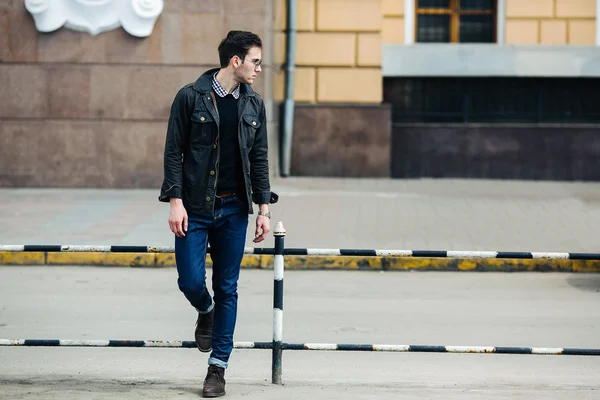 Zelfverzekerde man poserend in zelfverzekerde jeans — Stockfoto