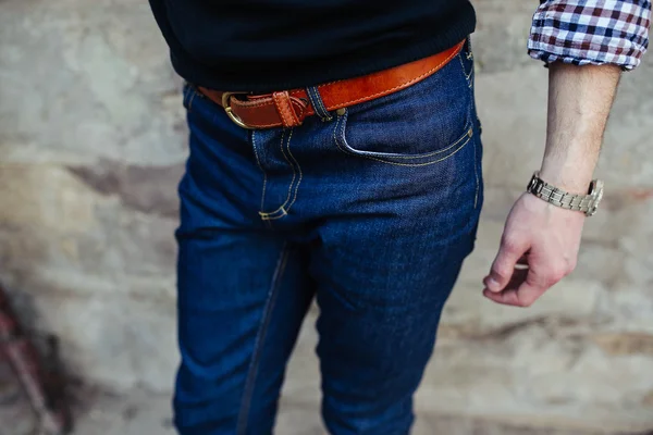 Självsäker man poserar i självsäkra jeans — Stockfoto