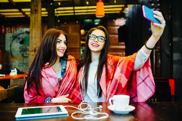 Twee goede vrienden maken selfie in het cafe — Stockfoto