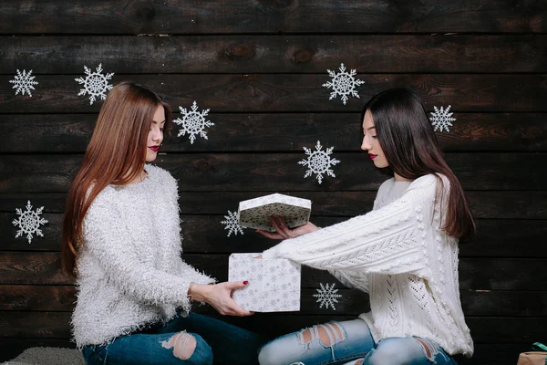 Parlak tatil hediyesi tutan iki genç kız — Stok fotoğraf