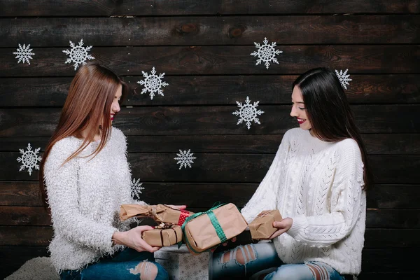 Deux belles filles ensemble déballer des cadeaux — Photo