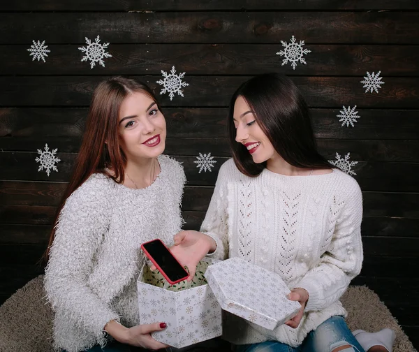 Dos chicas jóvenes sosteniendo regalo de vacaciones —  Fotos de Stock