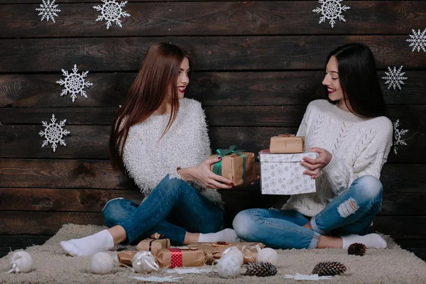 Δύο όμορφες κοπέλες μεταξύ τους δίνουν δώρα — Φωτογραφία Αρχείου