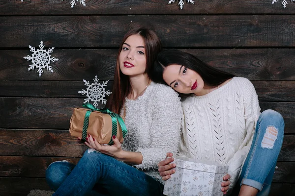 Retrato de dos hermosas chicas en Navidad —  Fotos de Stock