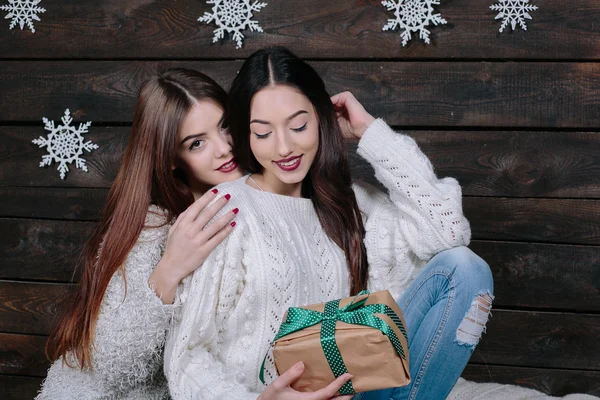 Dvě krásné dívky na Vánoce — Stock fotografie