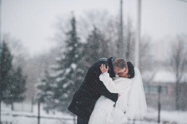 Gelin ve damat arka planda bir kış City