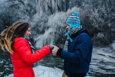 güzel çift iskelede eğleniyor