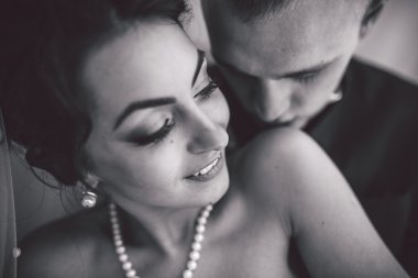 Güzel Avrupa gelin çift otel odasında