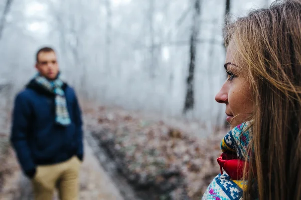 冬の公園で歩くカップル — ストック写真