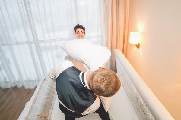 Подушка бій нареченого і нареченого в готельному номері — стокове фото