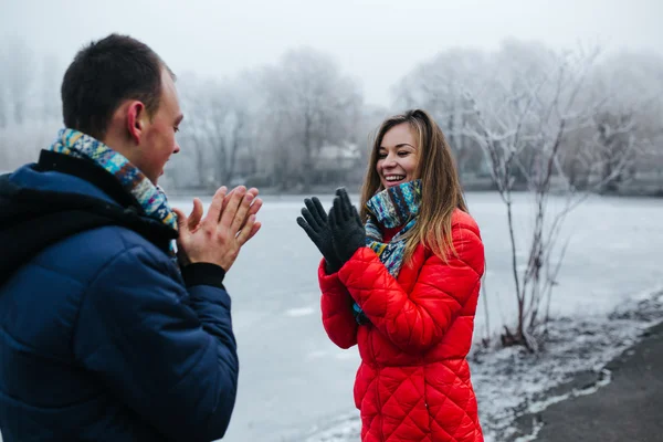 Couple dans une journée d'hiver — Photo