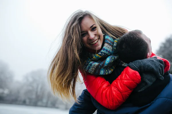 Jonge mooie paar plezier — Stockfoto