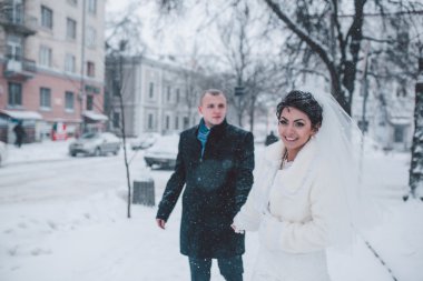 Gelin ve damadın üzerine yürüyen