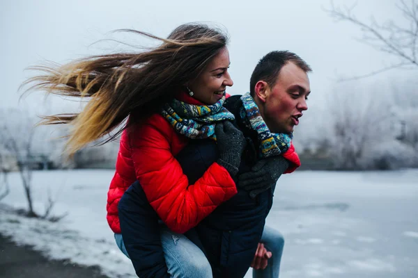 Uomo porta la sua ragazza sul retro — Foto Stock