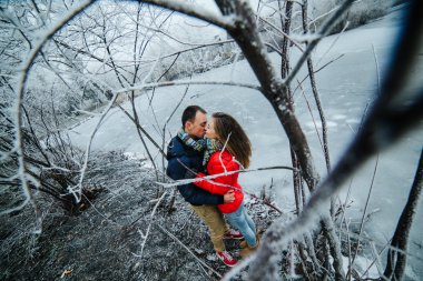 güzel çift donmuş nehir kenarında poz