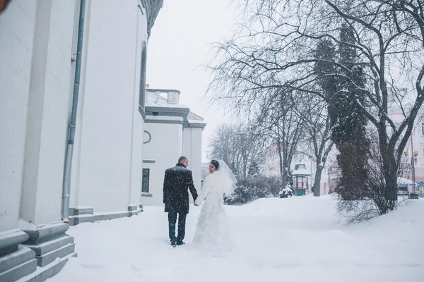 Braut und Bräutigam vor dem Hintergrund einer Winterstadt — Stockfoto