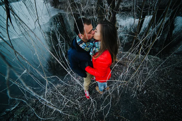 Bella coppia posa vicino a un fiume ghiacciato — Foto Stock