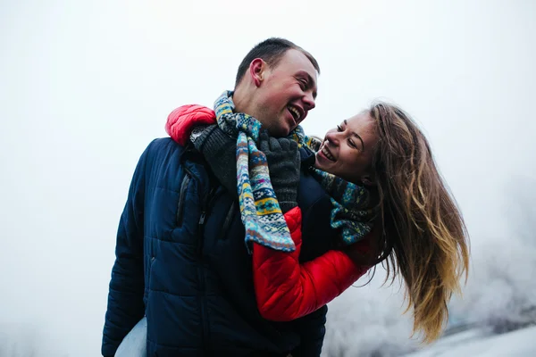 Jonge mooie paar plezier — Stockfoto