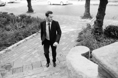 genç adam bir takım elbise poz içinde