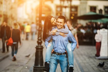 Çiftler şehirde iyi eğlenceler.