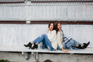 İki kız parkta bir bankta oturup