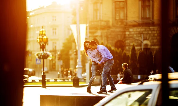 Couple s'amuser dans la ville — Photo