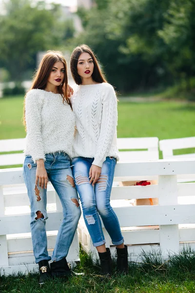 Due ragazze panchina magra — Foto Stock