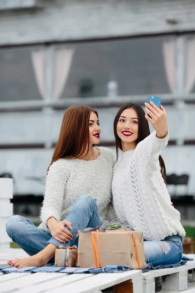 Dvě dívky se selfie s dárky — Stock fotografie