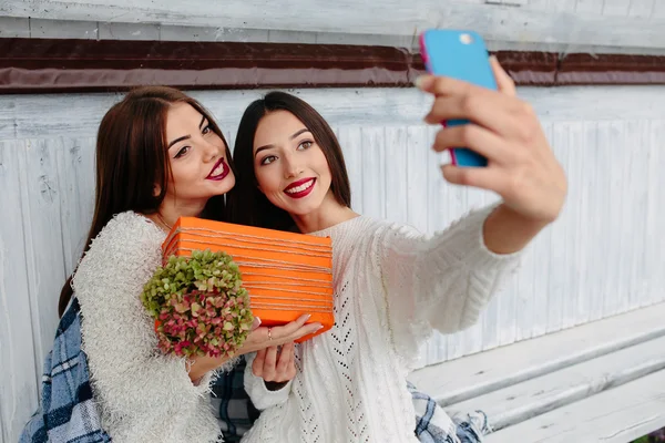 Δύο κορίτσια κάνουν selfie με δώρο — Φωτογραφία Αρχείου