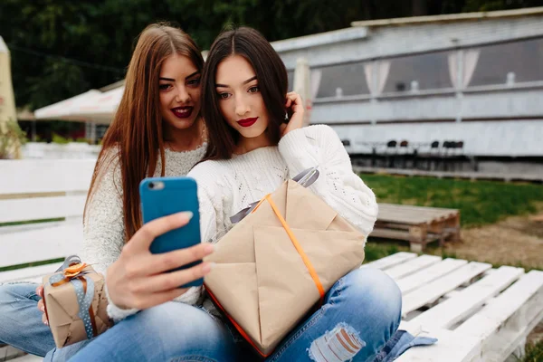 Dwie dziewczyny zrobić selfie z darami — Zdjęcie stockowe