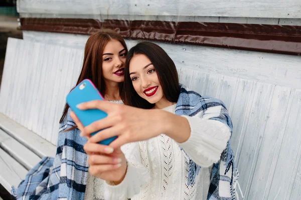 Duas meninas fazem selfie — Fotografia de Stock