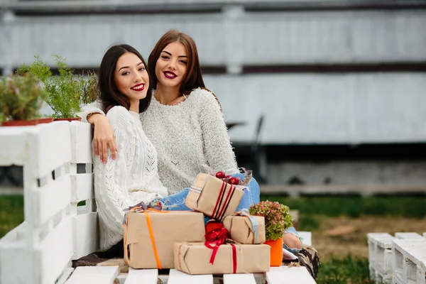 Bir bankta oturan iki güzel kız — Stok fotoğraf